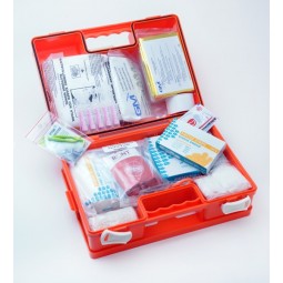 trousse de secours rouge en plastique forme rectangulaire à main produits inclus forêts et espaces verts, fermée