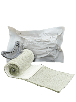 Pansement compressif israëlien semi déroulé devant son emballage