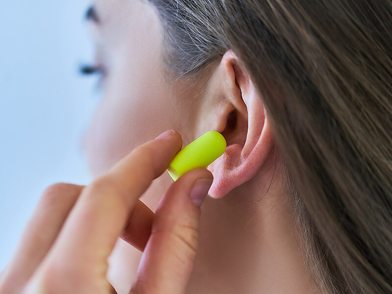 Bouchons d'oreille : causes et traitements 