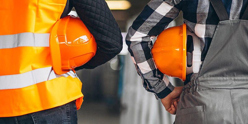 deux collegues equipes de casques et gilets