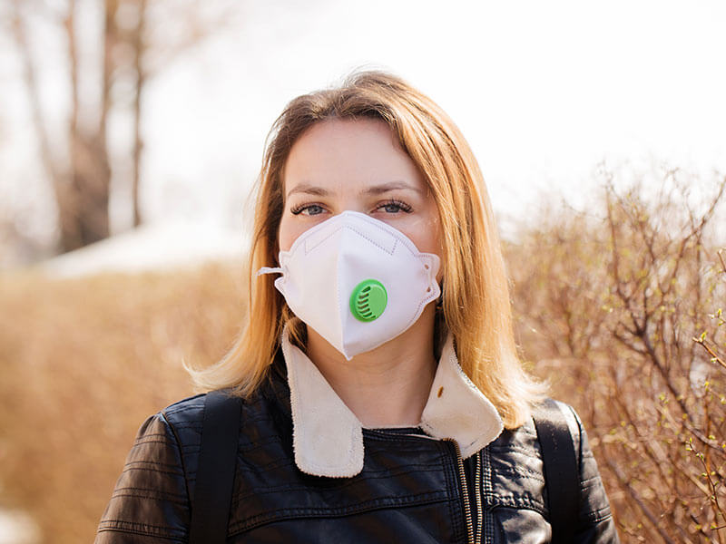 jeune femme portant un masque de protection