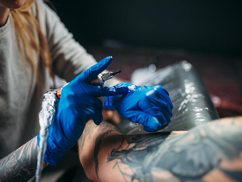 tatoueur en train de faire un tatouage